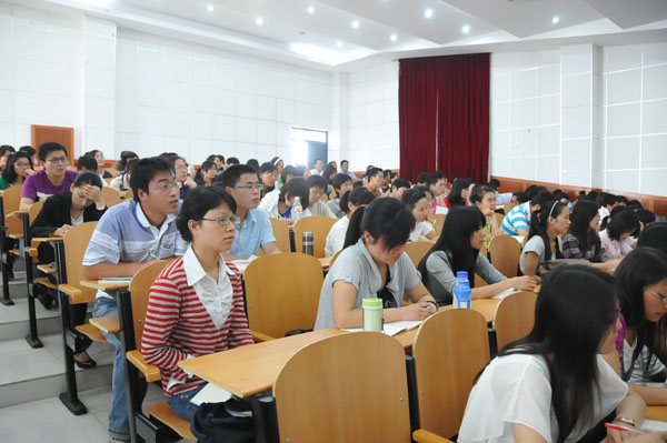 同学们认真聆听报告(宣传部 赵晋凯 摄)