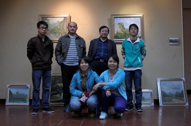 林木教授在王城美术馆参观学生油画展后与作者及指导老师合影