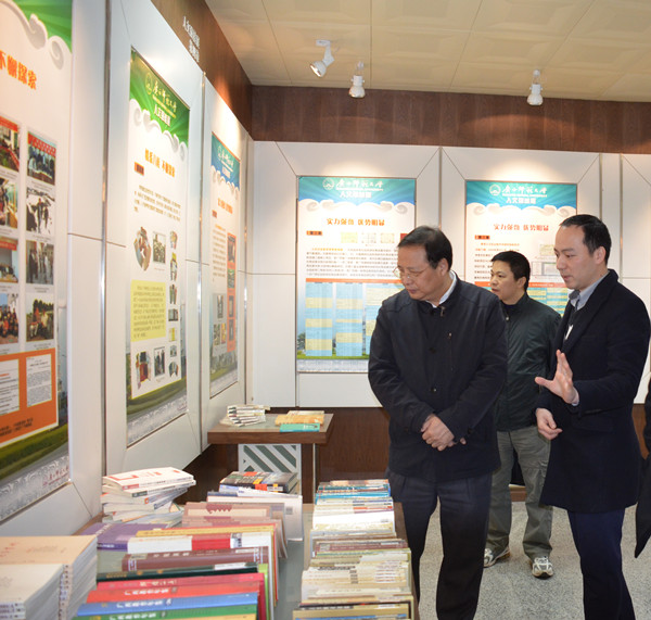自治区国资委巡视员韦刚强参观我校“人文强桂”展