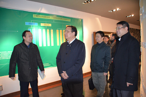 自治区国资委巡视员韦刚强到我校出版社考察调研