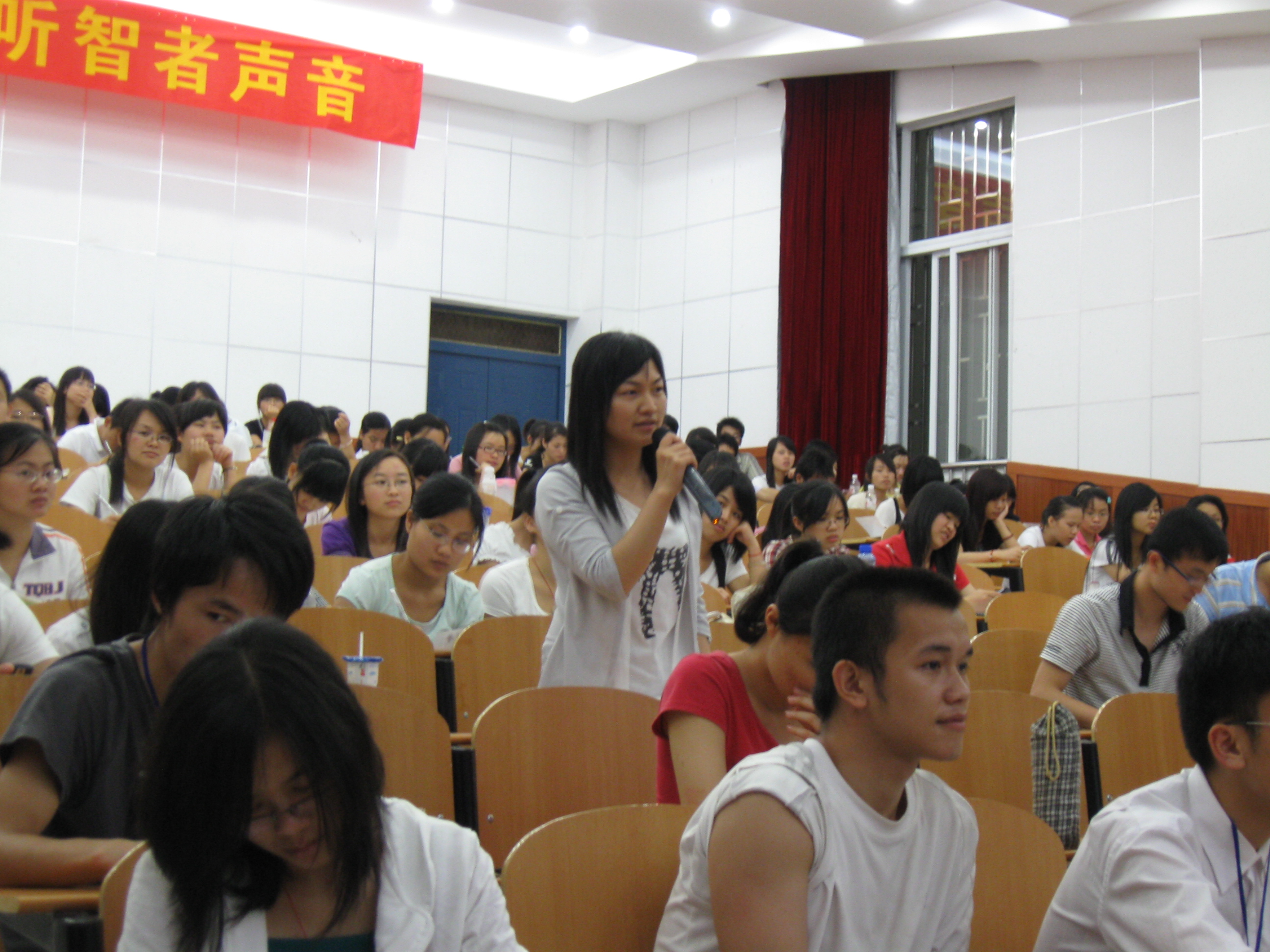 同学们向陈老师请教