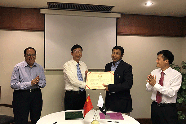 4.为巴基斯坦卡拉奇大学化学与生物科学国际中心主任Iqbal-Choudhary教授颁发我校客座教授聘书.png