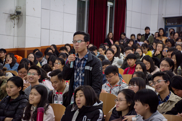 同学积极进行提问.jpg