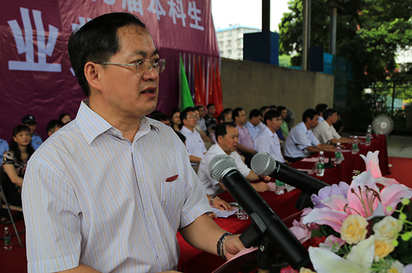 唐仁郭副书记主持毕业典礼