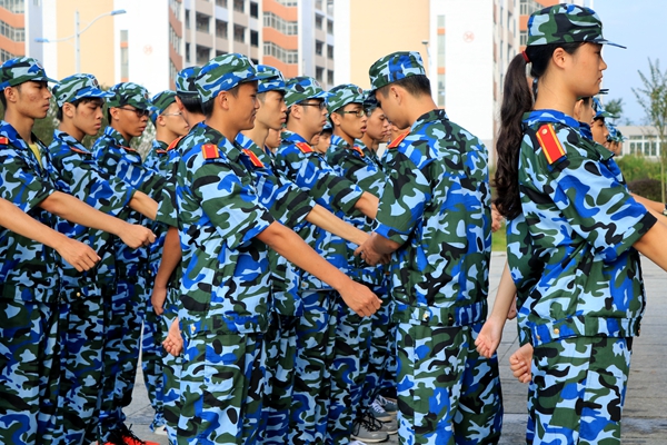 学生练习摆臂