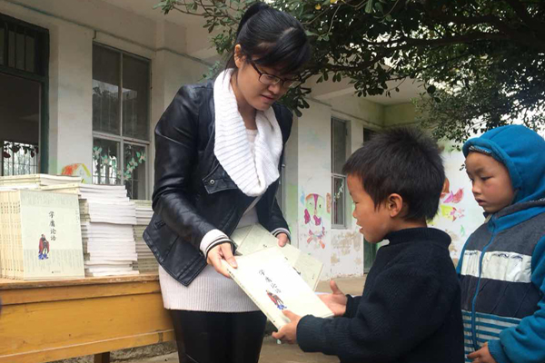 为学生分发爱心书籍