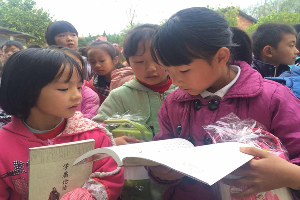 小学生在认真读国学经典