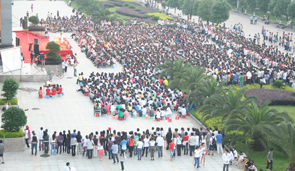 讲座盛况空前，吸引了大批听众（外国语学院供图）