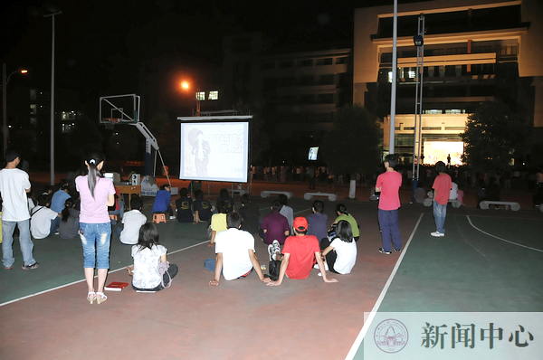 同学们通过现场直播聆听当晚精彩讲座