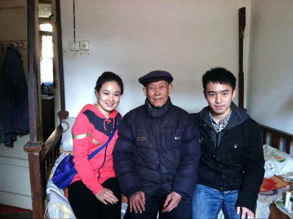 志愿者和孙劲草老师亲密合影