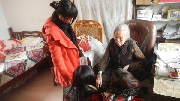 志愿者们帮伍奋老师揉揉腿