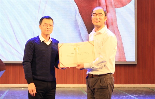 我校团委书记周海琦为吴德祖处长颁发聘书.jpg