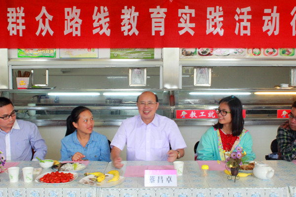 蔡昌卓副校长和学生们亲切交谈