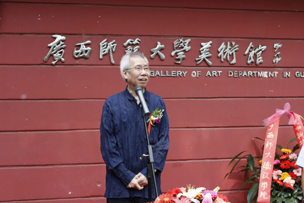 靳埭强教授讲解设计奖的创办初衷（大学生记者团 张翡 摄）