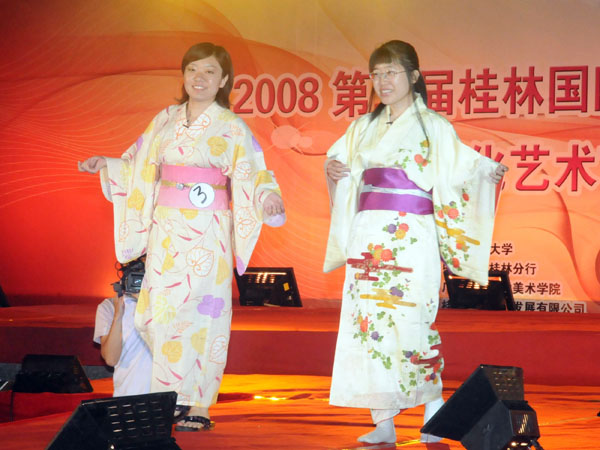 日本留学生展示的《和服韵》。
