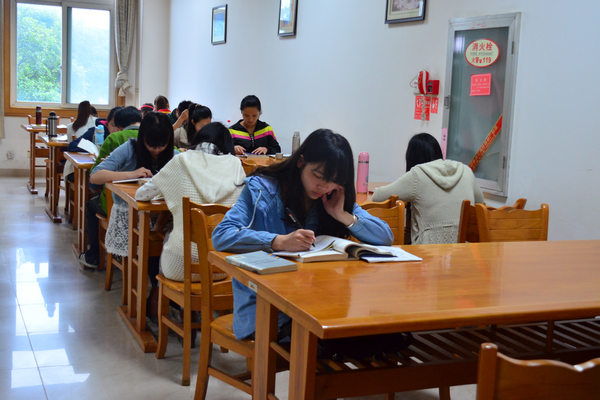 同学们在认真读书（大学生通讯社 王含欣 摄）