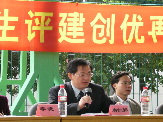 校党委唐仁郭副书记在学生再动员大会上作重要讲话。