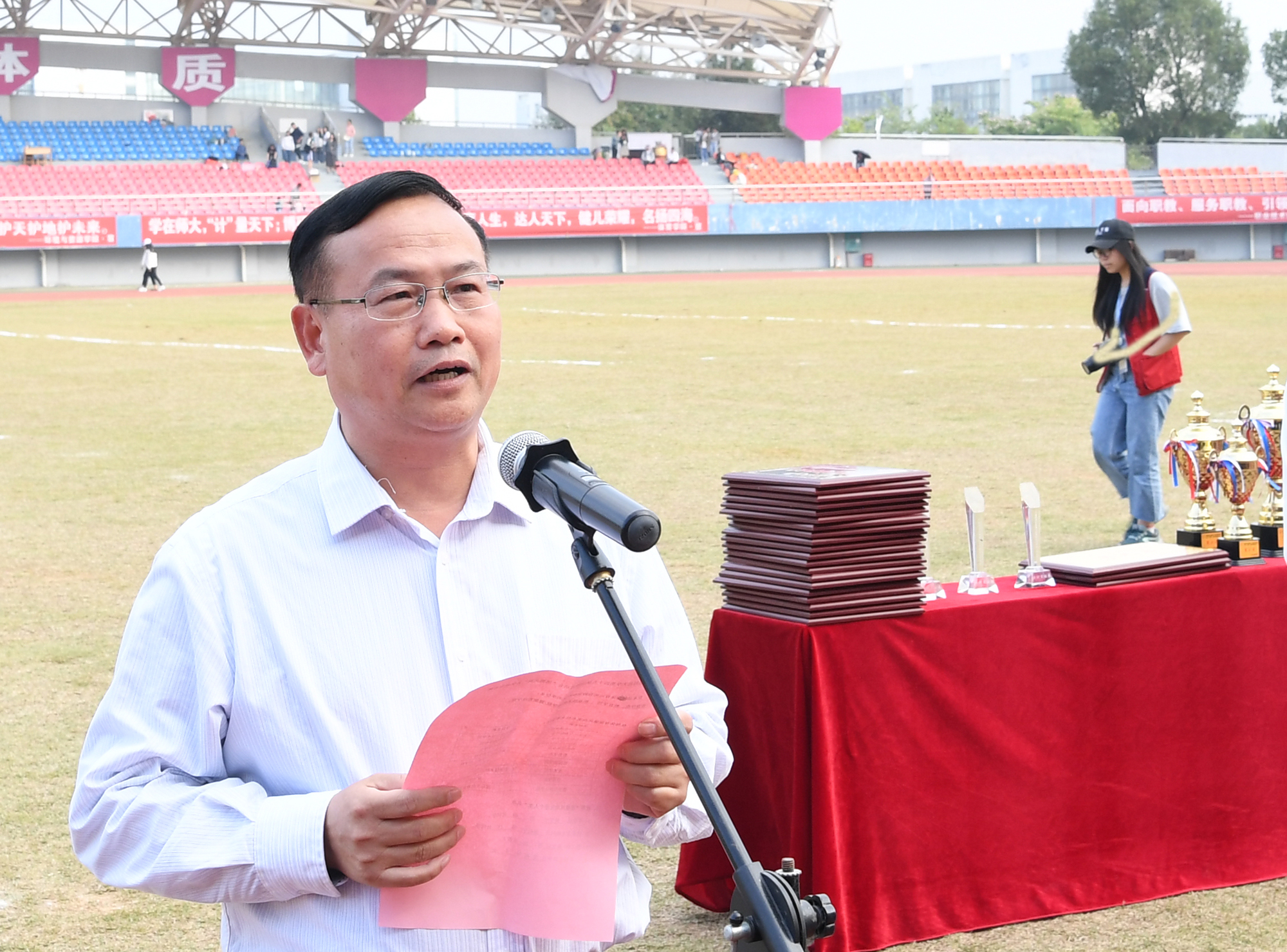 黄海波宣布特别贡献奖、体艺道德风尚集体、体艺道德风尚先进个人及优秀裁判员名单01。DSC_5560.jpg 黄海波宣布特别贡献奖、体艺道德风尚集体、体艺道德风尚先进个人及优秀裁判员名单01。DSC_5560.jpg