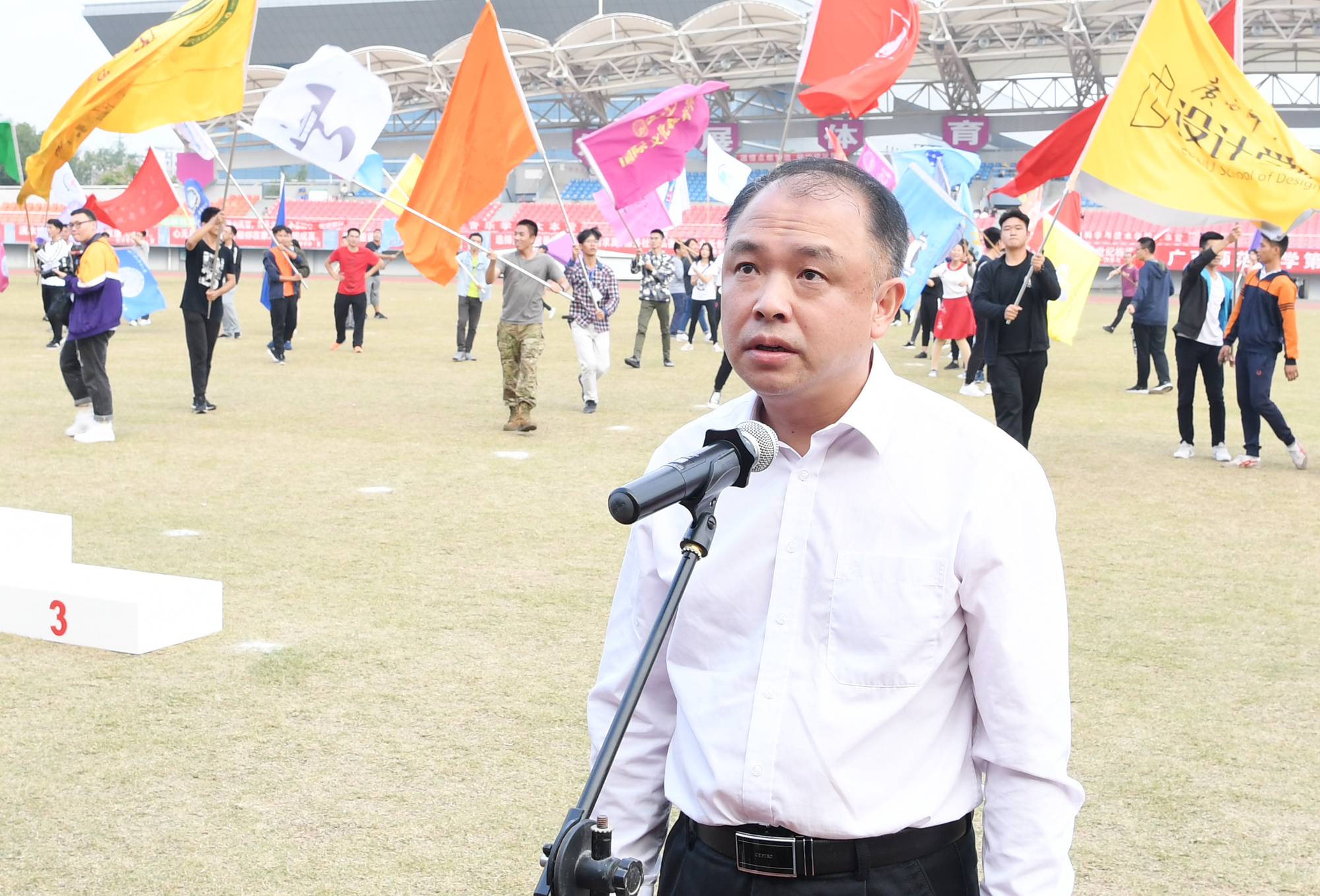 校党委副书记赵铁宣布广西师范大学第四十九届田径运动会闭幕9。.jpg 校党委副书记赵铁宣布广西师范大学第四十九届田径运动会闭幕9。.jpg
