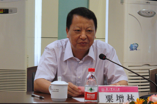 桂林市政协主席粟增林向我校教职员工表示诚挚的节日慰问(大学生记者团 甘科任 摄)