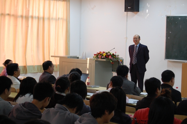 蔡副校长与在座的漓江学院师生进行交流