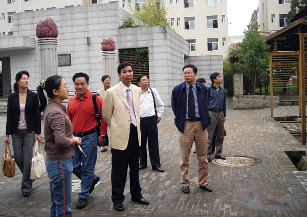 在云南师大杨林副校长（右二）的陪同下，参观西南联大纪念馆。
