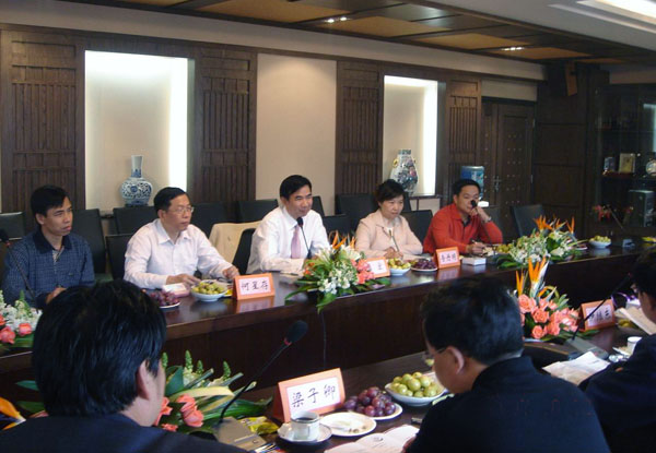 与云南师大党委书记伊继东、副校长杨林及有关部门负责人进行座谈。