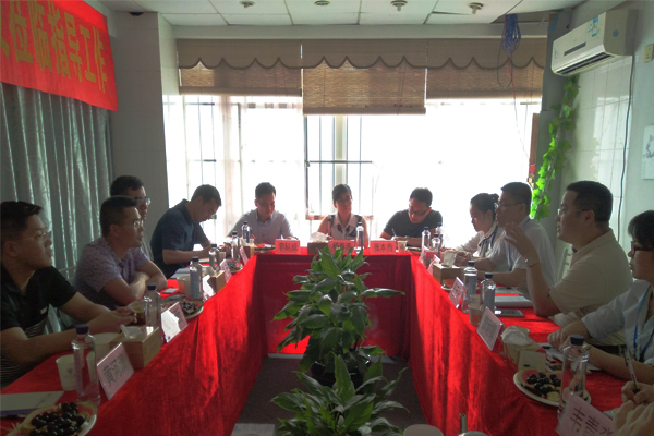 考察校友企业托普（教育）集团与校友座谈