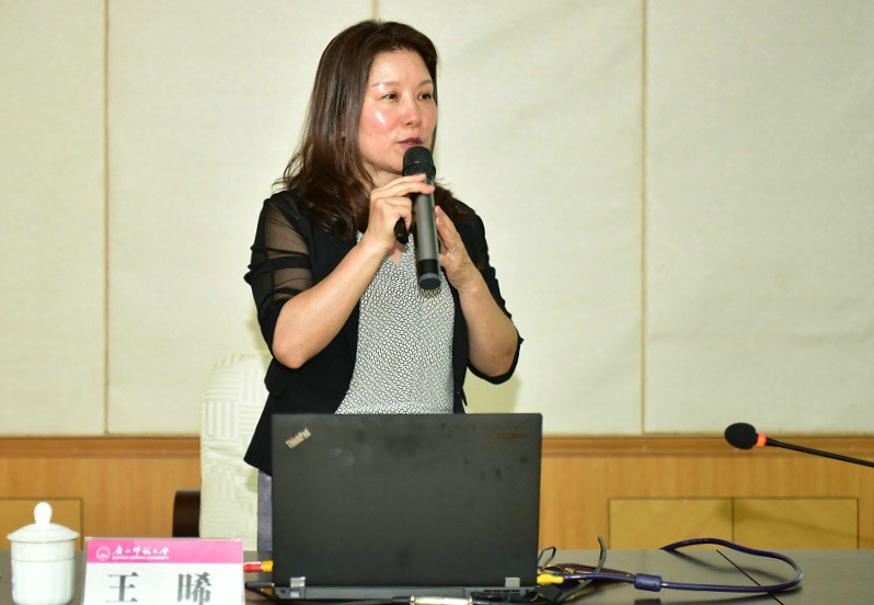 王晞教授作《高校教师的礼仪修养》专题讲座.JPG