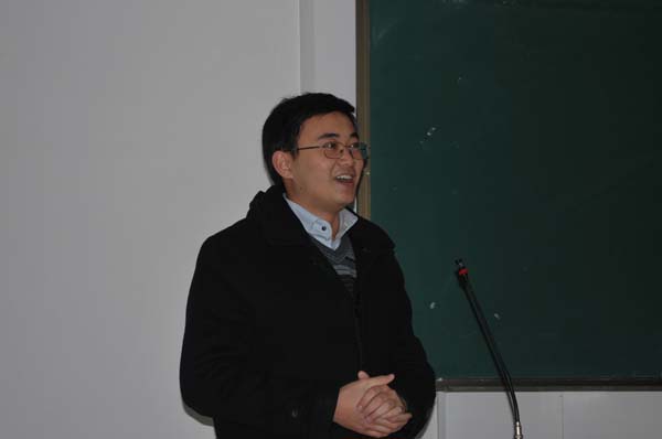 青年教师在比赛中（学生记者 满德乐/摄）