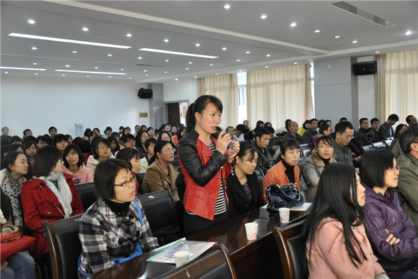 师生们与聂校长交流互动