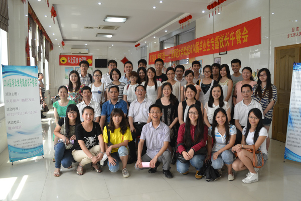 校领导与同学们合影留念