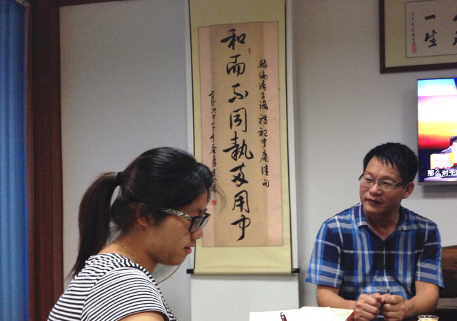 大学生通讯社记者正在采访范永荣校友