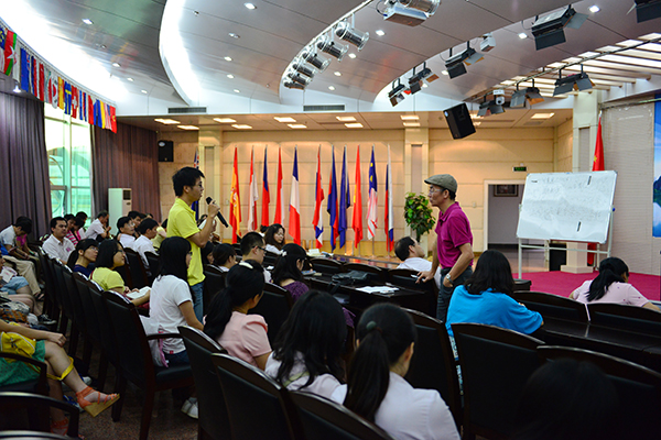 林涌泉主任与学生记者交流写作心得