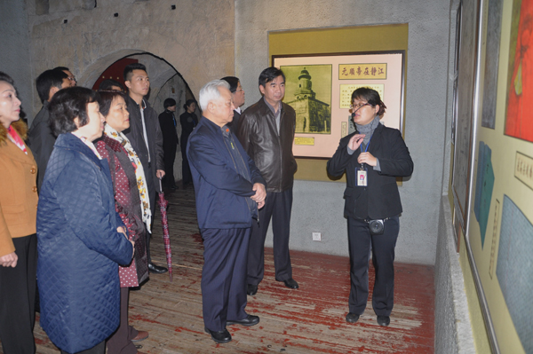 周铁农副委员长一行在承运殿内了解王城历史