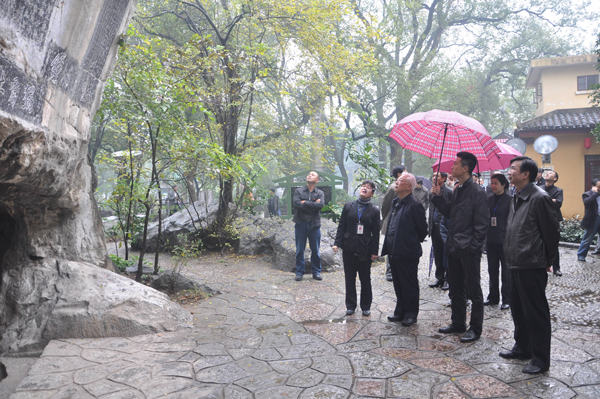 周铁农副委员长一行参观王城校区独秀峰摩崖石刻