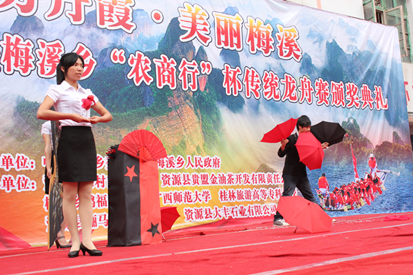 精彩魔术表演“风暴伞”