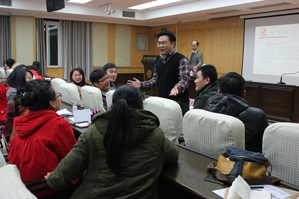 组员们在讨论中