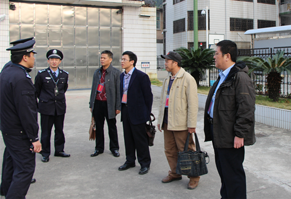 与所里民警交谈