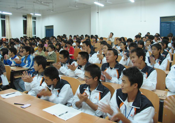 同学们在认真听取报告。