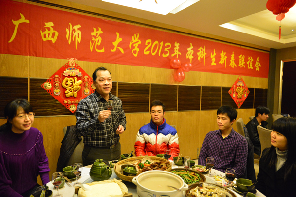 在本科生留校学生团拜会上,副校长白晓军祝愿大家度过一个愉快的新春佳节