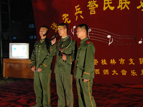 即将退伍的老兵也纷纷上台献艺。