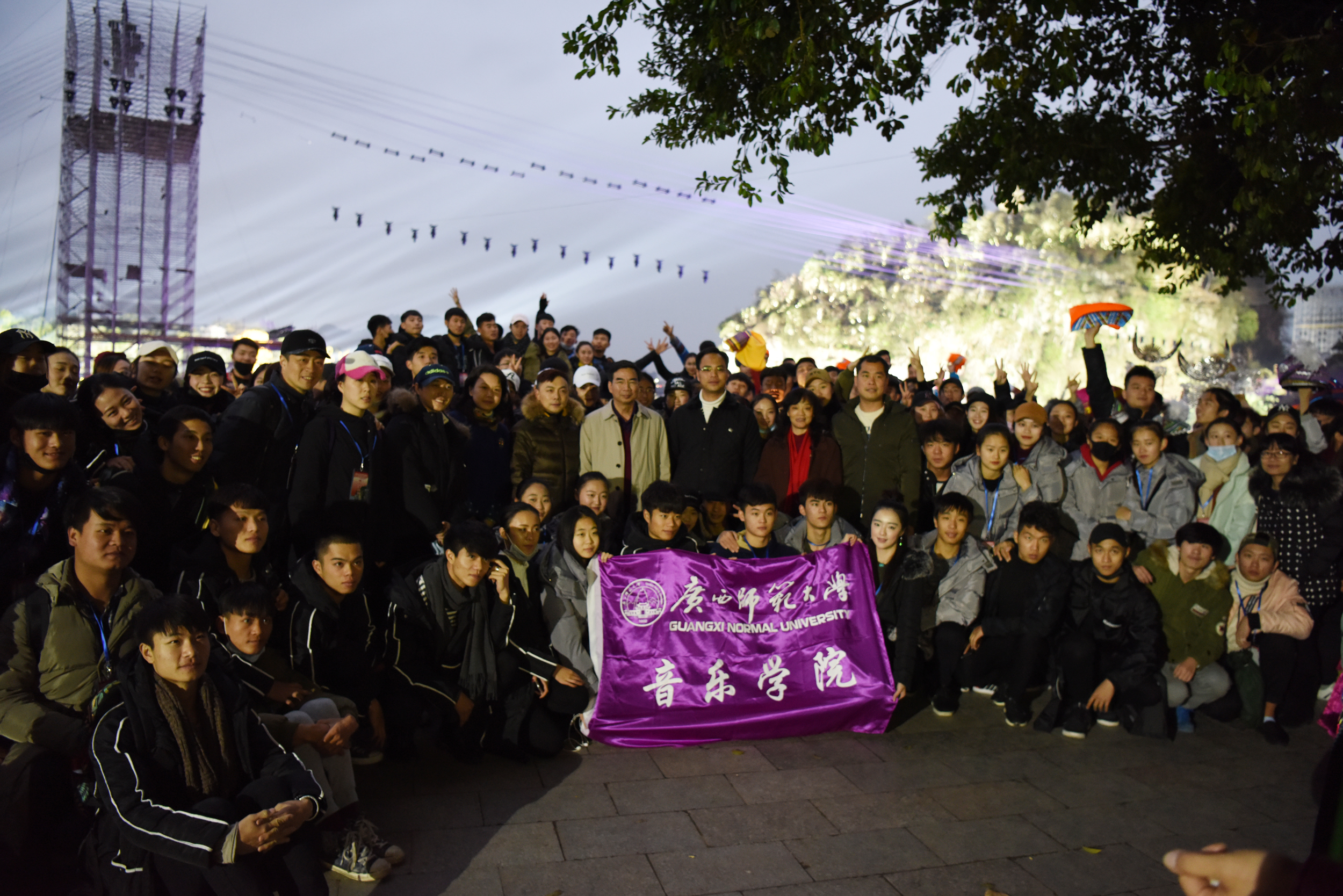 与参演人员合影0.jpg 与参演人员合影0.jpg