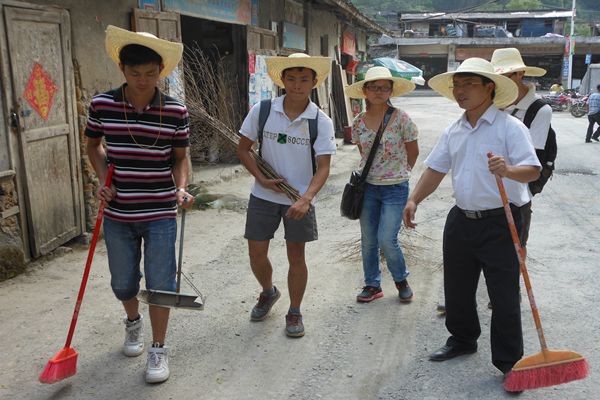 资源县河口瑶族乡乡领导同挂职队员开展清洁工作
