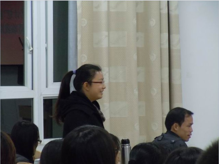 同学们向“国培”学员老师请教