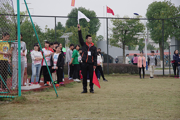 工作人员举旗女子铁饼（大学生通讯社 陈荟霖 摄）