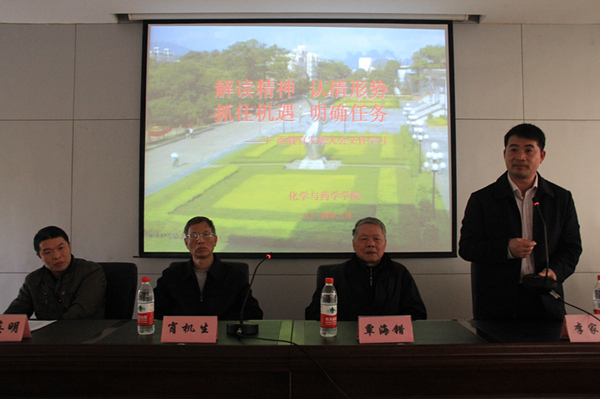 与会老师认真回答同学们提问