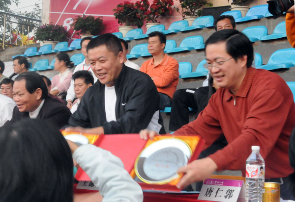 校党委副书记王源平（右二）、唐仁郭（右一）、副校长蓝常周（左一）为获奖集体和个人颁奖。