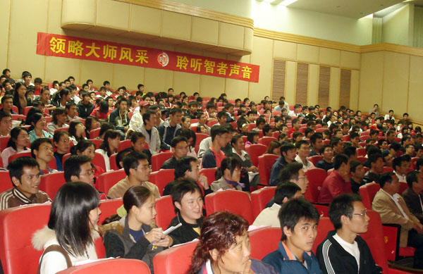 师生们聚精会神聆听报告。
