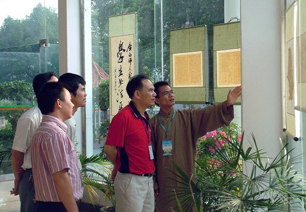 实习学校领导参观实习组书法作品展。